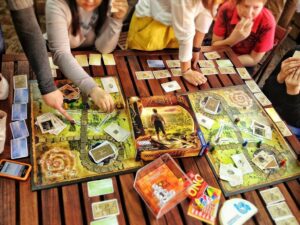 Настольные игры: как выбрать игру для семьи и друзей?