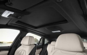 Перетяжка потолка салона: как осуществляется